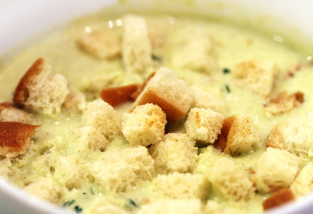 Photo macro background of a tasty cream soup with croutonsの写真素材