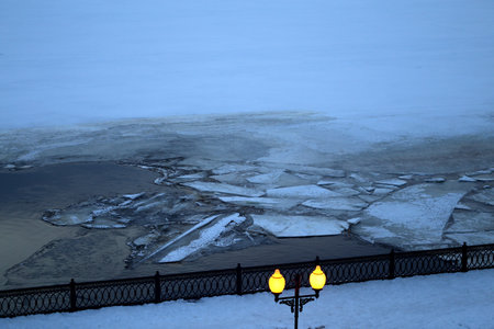 Photo evening river embankment with ice floesの写真素材