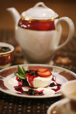 Photo macro curd dessert with strawberries in a restaurantの写真素材