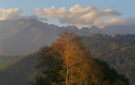 Photo background landscape with mountains and clouds on a sunny evening