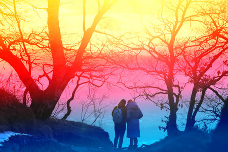 Photo a beautiful bright sunset in the mountains with people on a cliff