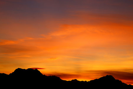 Photo landscape beautiful fiery sunset over the mountainsの写真素材