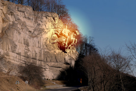 Photo macro monument to a warrior in a rock in the Caucasus on a Sunny dayの写真素材