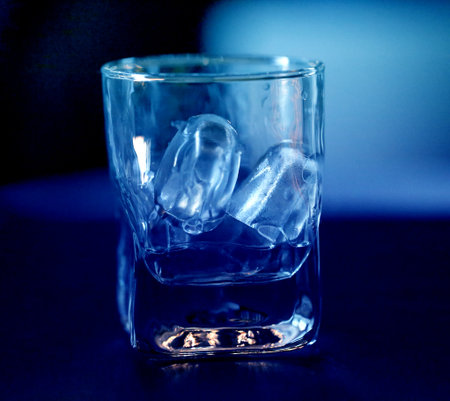Photo macro blue ice in a transparent glass in a restaurantの写真素材