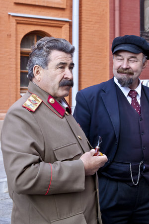 Stalin and Lenin look-alike acters at the Red Square in Moscowのeditorial素材