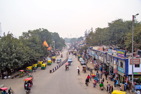 JANUARY 23, 2014, NEW DELHI, INDIA - City traffic at Qutab road in a foggy january evening. Qutab road is the street in Paharganj area close to New Delhi railway station, at this road situated many hotels and guesthousesのeditorial素材
