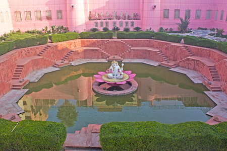 MARCH 3, 2014, VRINDAVAN, UTTAR PRADESH, INDIA - Sacred pond Brahma-kundaのeditorial素材
