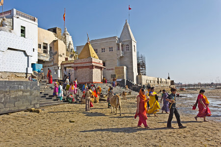 FEB 11, 2015, DWARKA, INDIA - Ghat on the confluence of the sacred river Gomati and Arabian sea on the time of low tideのeditorial素材
