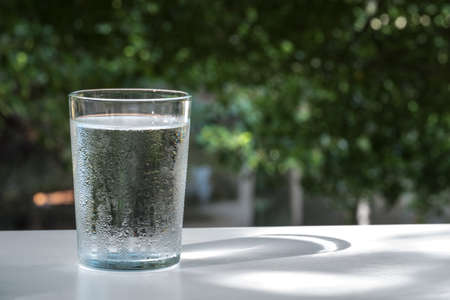 waiting, unhappy, tired, late, wait, melting, melt, ice, closeup, water, drink, cold, iced, cool, time, glass, empty, drinking, object, oneの写真素材