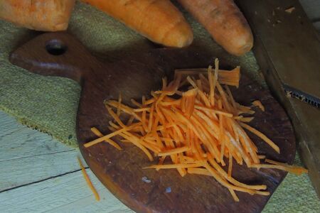 Female hands cutting bulb onion, on kitchen backgroundの写真素材
