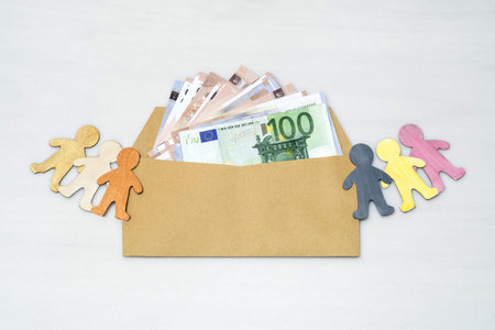 Human figures and an envelope with Euro banknotes. investment, banks, corruption, illegal cash distribution, bribery, collective participation in financial crimes, investments in financial pyramidの写真素材