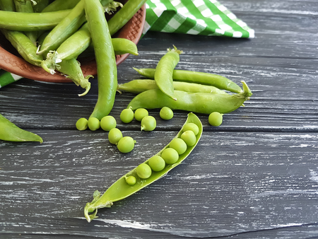 fresh green pea dish on towelの写真素材