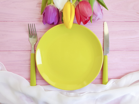flower tulip plate on a pink woodenの写真素材