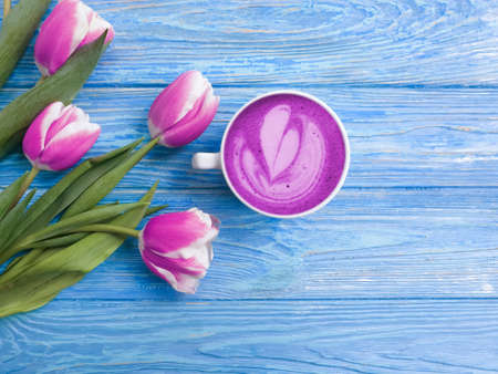 cup of coffee flower tulip on wooden backgroundの写真素材