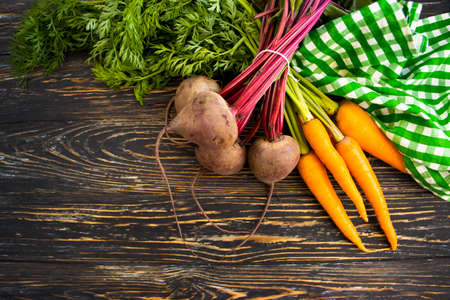 whole beet and carrot on a wooden backgroundの写真素材