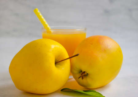 apple, fresh juice on wooden backgroundの写真素材