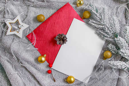 Ð¸ÑÐ°Ð½Ð¸Ðµ:
envelope, christmas tree branch, alarm clock christmas backgroundの写真素材