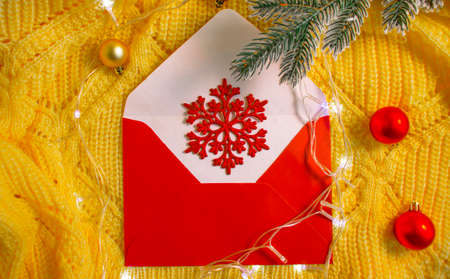 Ð¸ÑÐ°Ð½Ð¸Ðµ:
envelope, christmas tree branch, alarm clock christmas background