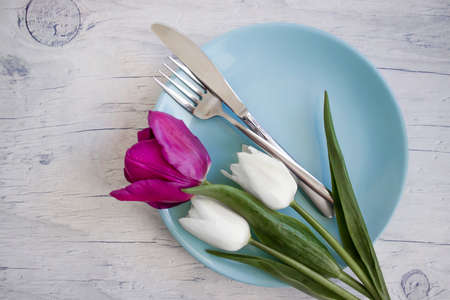 Empty plate tulip flower on wooden backgroundの写真素材