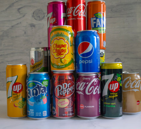 May 23, 2022 Ukraine city of Kyiv cans with drinks Fanta, Coca Cola, Sprite, Schweppes, Dr. Pepper, Chupa Chups, Pepsi, 7Upのeditorial素材