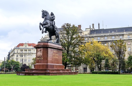 Monument of Francis II Rakoczi against the Hungarian Parliament.のeditorial素材