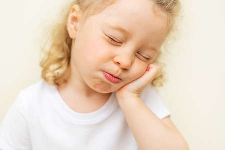 The child has a toothache. Childrens caries.