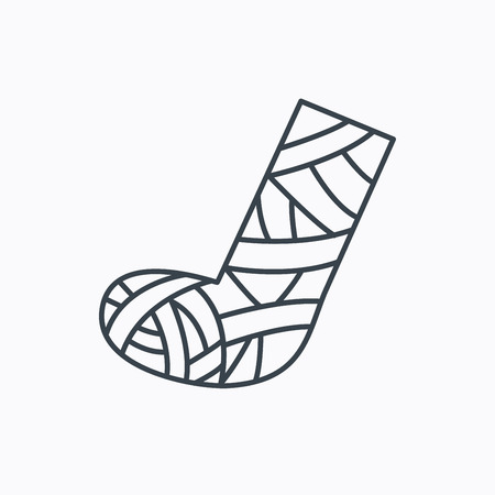 Gypsum or cast foot icon. Broken leg sign. Human recovery medicine symbol. Linear outline icon on white background. Vectorのイラスト素材