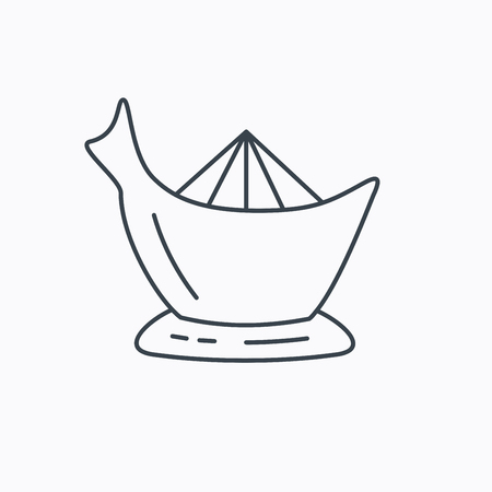 Juicer icon. Squeezer sign. Kitchen electric tool symbol. Linear outline icon on white background. Vectorのイラスト素材