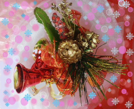 On red with white a bright background there is a Christmas composition with pink and gold hand bells.Hand bells are decorated by a red bow and green leaves.On a red and white background there are snowflakes and effect bokeh.の写真素材