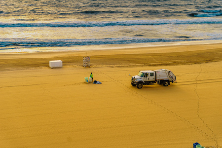 Boardwalk, Virginia Beach US - September 12, 2017 The sanitation workers clean the beach and take out the garbage on the truckのeditorial素材