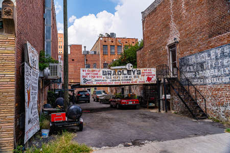Savannah, Georgia USA - September 10 2019: Beautiful streets and homes in downtown Savannah, Georgia, USAのeditorial素材
