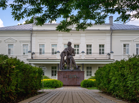 Novozhivotinnoe, Russia - May 26, 2017: View from the entrance to the sculpture and the building of the museum-estate of D. Venevitinovのeditorial素材