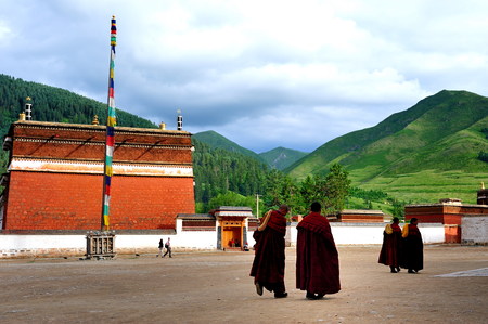 Monk walking outside the Labuleng Templeのeditorial素材