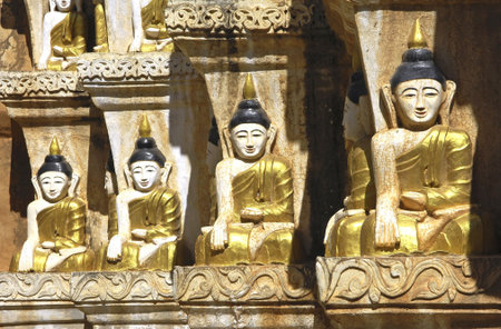 Myanmar, Inle Lake: Buddha images at Nanthe Paya; white and gold representation of buddhaの写真素材