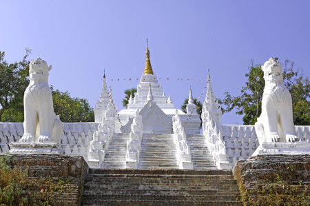 Myanmar, mingun: Statues representing seated buddha's sculptures outside the mingun pagoda の写真素材