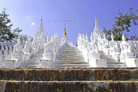 Myanmar, mingun: Statues representing seated buddha's sculptures outside the 
 mingun pagoda, の写真素材