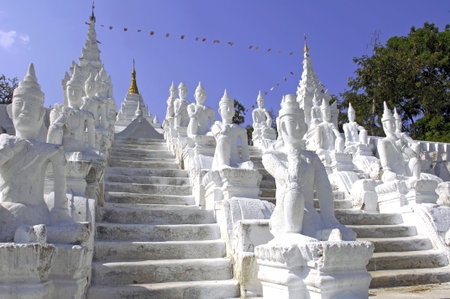 Myanmar, mingun : Statues representing seated buddha's sculptures outside the mingun pagoda, の写真素材