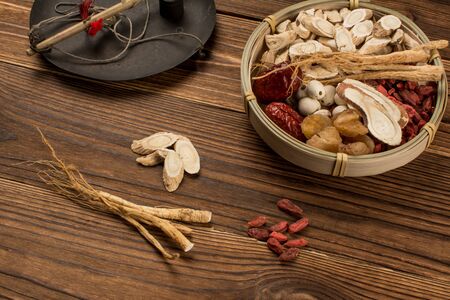 a plate of Chinese medicine and a medicinal scale on the board.の写真素材