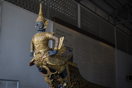 Asura Vayuphak has a Figurehead of an ogre-faced bird. Face, hands and feet are indigo, the front is purple, and the back is green. The hull is black outside.のeditorial素材