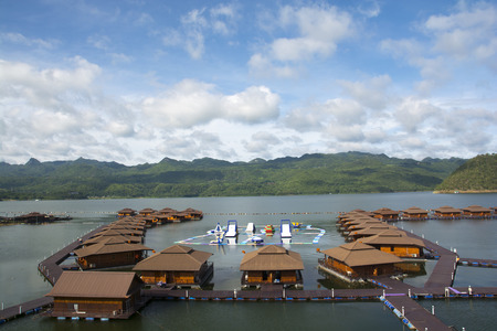 September 05, 2017 : Beautiful rafthouses floating on the river at Srinakarin Dam, Kanchanaburi, Thailand.のeditorial素材