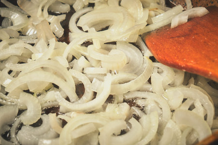 The process of frying onions in a panの写真素材