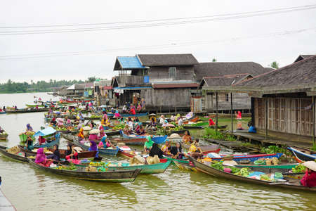 Pasar Terapung or floating market is traditional markets in Banjarmasin, South Kalimantanのeditorial素材