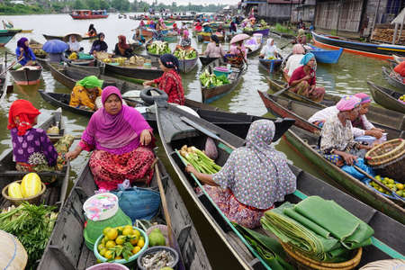 Banjarmasin, INDONESIA - September 30, 2016: Activity in Pasar Terapung or floating market Banjarmasin, South Kalimantan, Indonesiaのeditorial素材