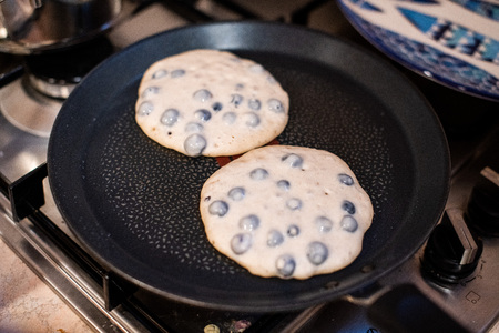 making homemade gluten free blueberry pancakesの写真素材