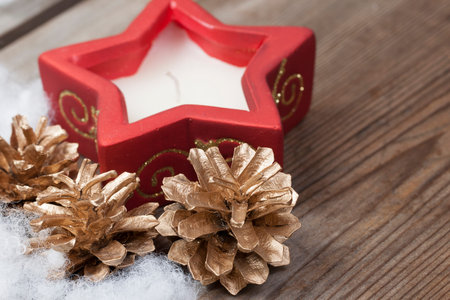 Wooden background with winter snow and Christmas Decorations on the border and copyspace for your text. Macroの写真素材