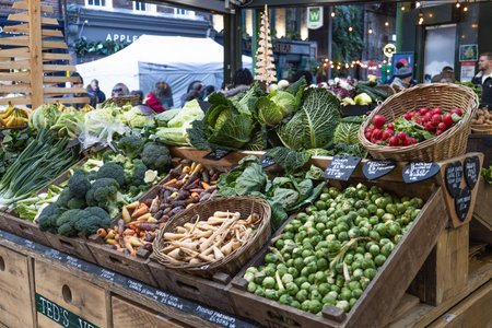 Fresh Organic Vegetables Displayed at Local Farmers Market Stand. London, UK, 17 December 2023のeditorial素材