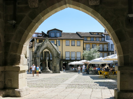 GUIMARAES, PORTUGAL - AUG 24, 2013: People on Praca da Oliveira in Guimares, Portugalのeditorial素材