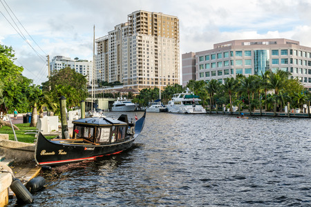 New River with boats and apartment blocks in downtown Fort Lauderdale, Florida, USAのeditorial素材