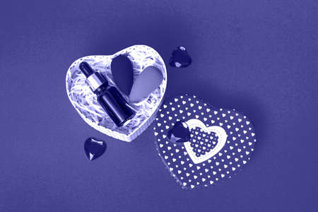 On a very peri background, a gift bag with cosmetics. The concept of valentines day, mothers day, sale. With copy space, closeupの写真素材