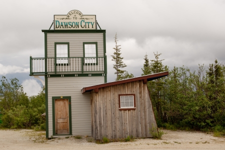 Welcome to Dawson city sign on the roadの写真素材